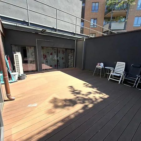Spacious With 4 Bedrooms And Terrace Sleeps 7 Guests Apartmán