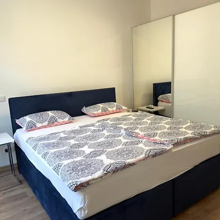 Spacious With 4 Bedrooms And Terrace Sleeps 7 Guests