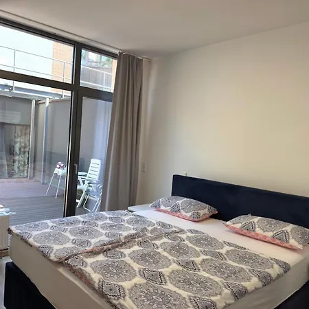 Apartmán Spacious With 4 Bedrooms And Terrace Sleeps 7 Guests Bonn