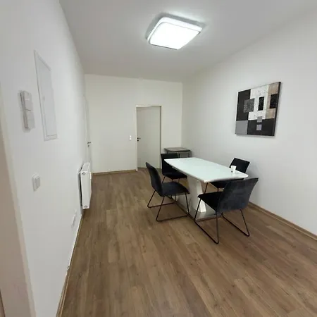 Spacious With 4 Bedrooms And Terrace Sleeps 7 Guests