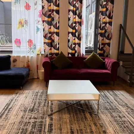 Spacious With 4 Bedrooms And Terrace Sleeps 7 Guests Apartmán Bonn