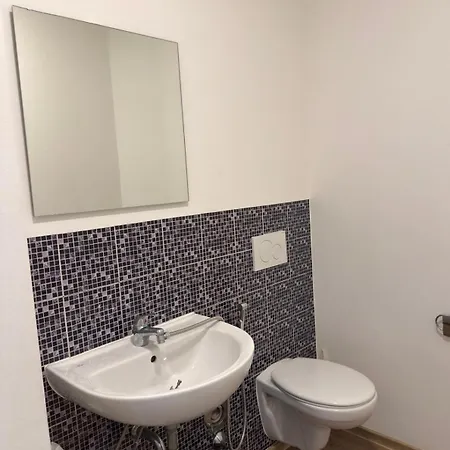 Apartmán Spacious With 4 Bedrooms And Terrace Sleeps 7 Guests *
