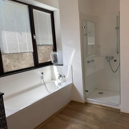 Spacious With 4 Bedrooms And Terrace Sleeps 7 Guests * Bonn