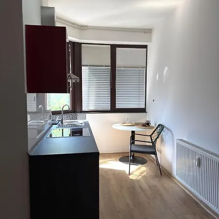 Spacious With 4 Bedrooms And Terrace Sleeps 7 Guests *