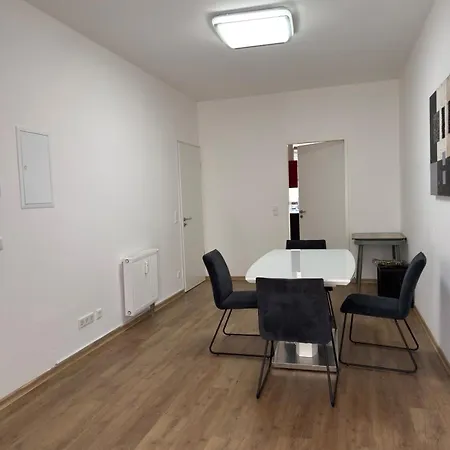 Spacious With 4 Bedrooms And Terrace Sleeps 7 Guests Apartmán Bonn