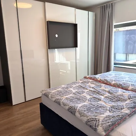 Apartmán Spacious With 4 Bedrooms And Terrace Sleeps 7 Guests *